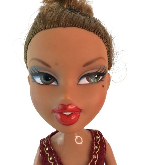 Vintage MGA Bratz Sasha Doll with Maroon Shirt Denim Pants Shoes 2001 - Picture 2 of 6